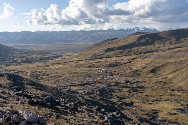 Turistas a caminho da montanha Ausangate na cidade de Cusco