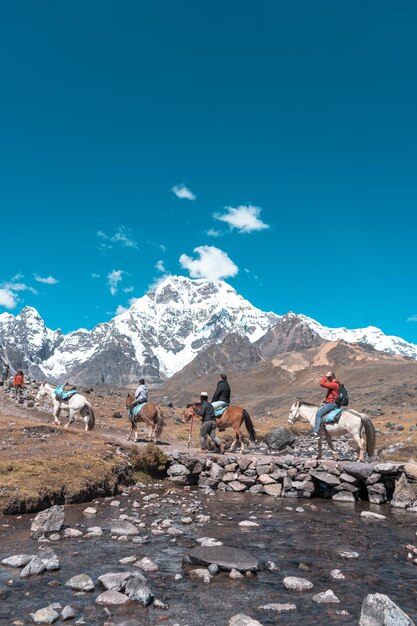 Turistas a caminho da montanha ausangate na cidade de cusco