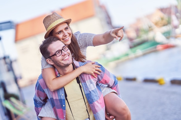 Foto turistas adultos felizes visitando gdansk na polônia no verão