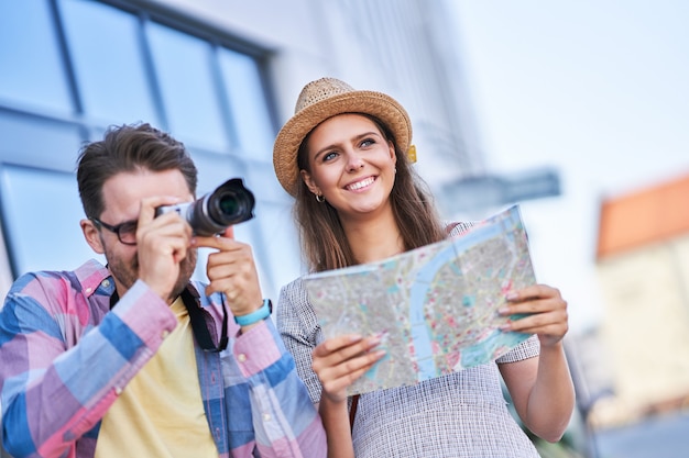 turistas adultos felizes visitando Gdansk na Polônia no verão