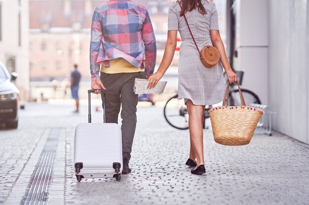 turistas adultos felizes visitando Gdansk na Polônia no verão