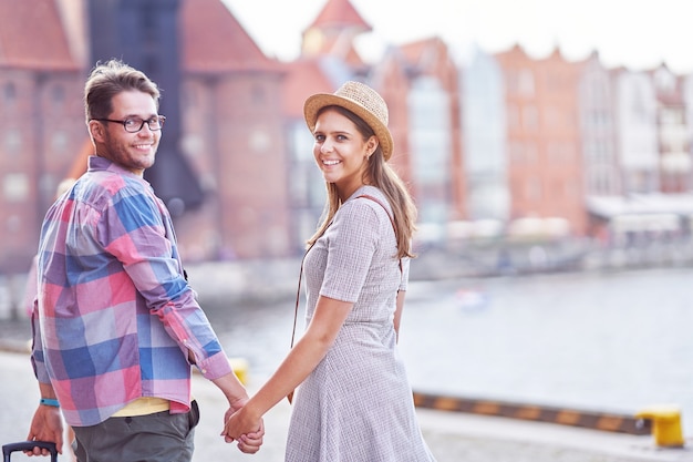 turistas adultos felizes visitando Gdansk na Polônia no verão