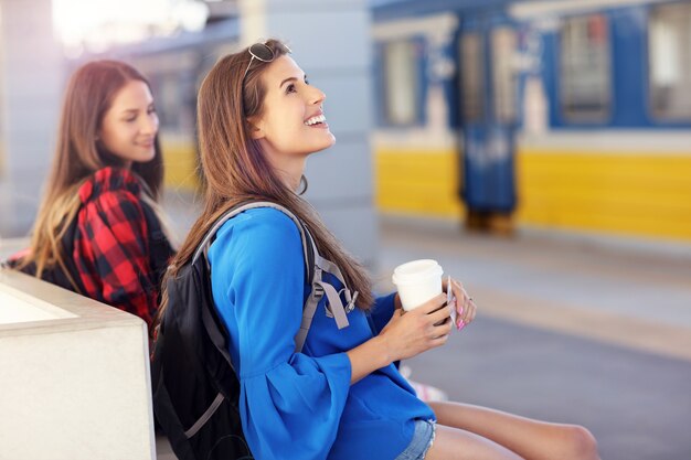 Turistas amigas na plataforma ferroviária