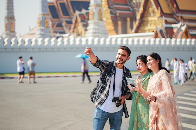 Turistas andando em bangkok tailândia
