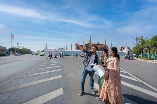 Turistas andando em Bangkok Tailândia