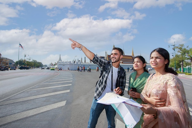 Turistas andando em bangkok tailândia