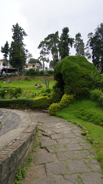 Foto turistas apreciando o belo jardim cênico do parque chettiar