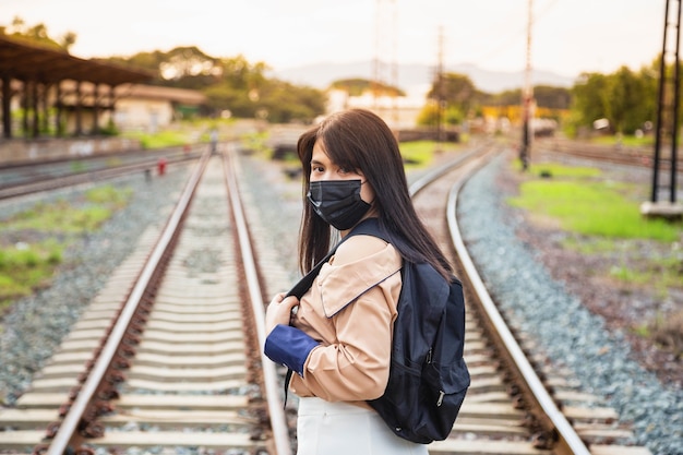 Turistas asiáticas usando máscaras Previne COVID-19