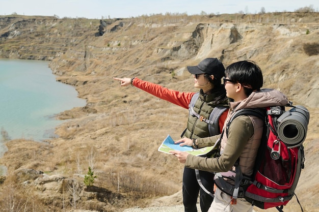 Turistas asiáticos que viajan alrededor de la cantera