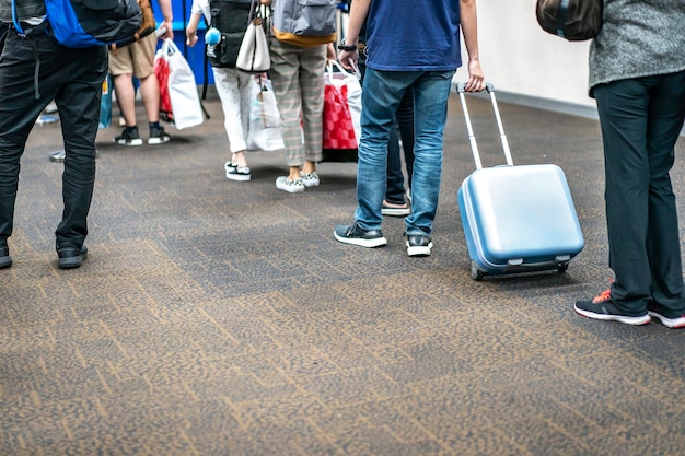 Los turistas asiáticos sacaron pertenencias en el aeropuerto internacional al avión en la puerta de entrada