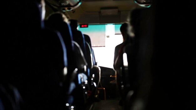 Los turistas en el autobús van en un viaje de transporte de stock turismo viaje por carretera y el concepto de grupo de personas felices