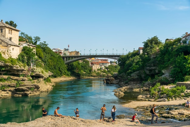 Turistas de BOSNIA Y HERZEGOVINA MOSTAR visitaron el puente construido en estilo otomano