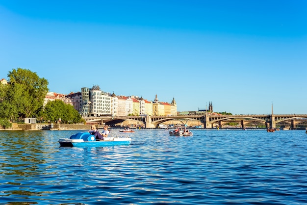 Turistas en bote a pedal en el río Vltava. Praga, República Checa