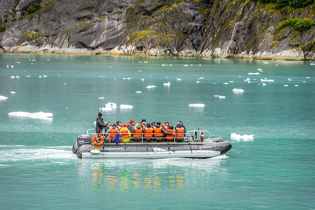 turistas en un bote pequeño a un glaciar en Alaska