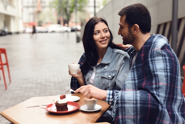 Foto turistas de café y magdalenas en restaurante al aire libre.