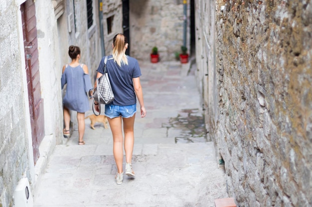 Los turistas caminan por una calle desierta