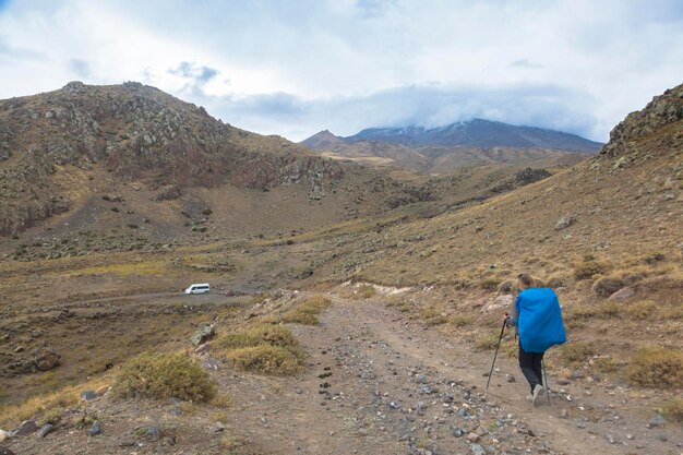 Los turistas caminan hasta el volcán compuesto nevado e inactivo Monte Ararat Agri Dagi Región de Anatolia Oriental Turquía