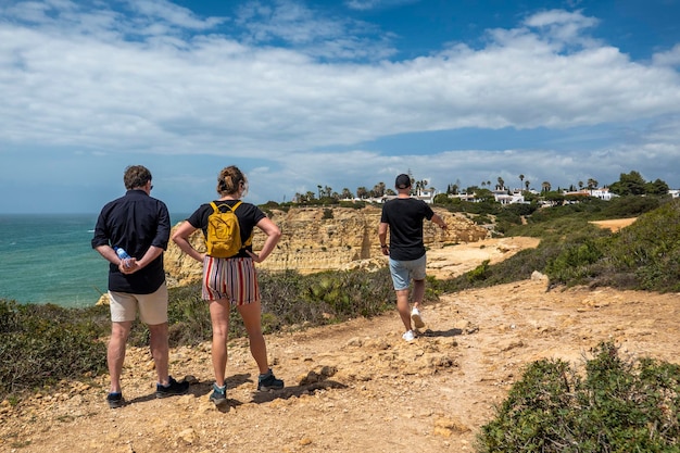 Turistas caminando por hermosos acantilados