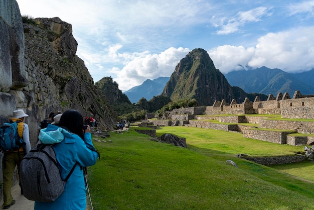 turistas caminando en machu picchu