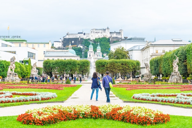 Turistas caminando por el palacio y los jardines de Mirabell