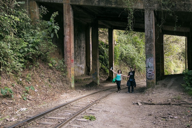 Turistas caminhando ao longo da linha férrea em direção a Machupicchu da usina hidrelétrica.