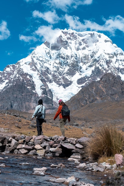 Turistas camino al nevado Ausangate en la ciudad del Cusco