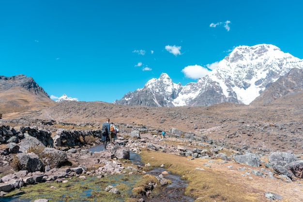 Turistas camino al nevado Ausangate en la ciudad del Cusco