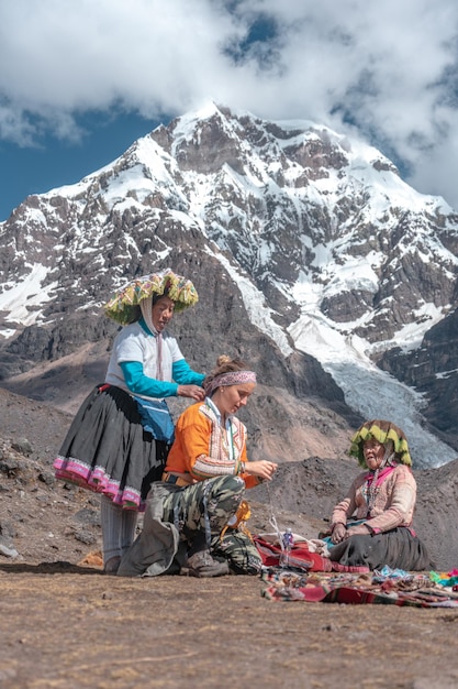 Turistas camino al nevado Ausangate en la ciudad del Cusco