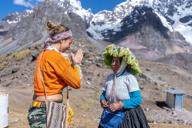 Turistas camino al nevado Ausangate en la ciudad del Cusco