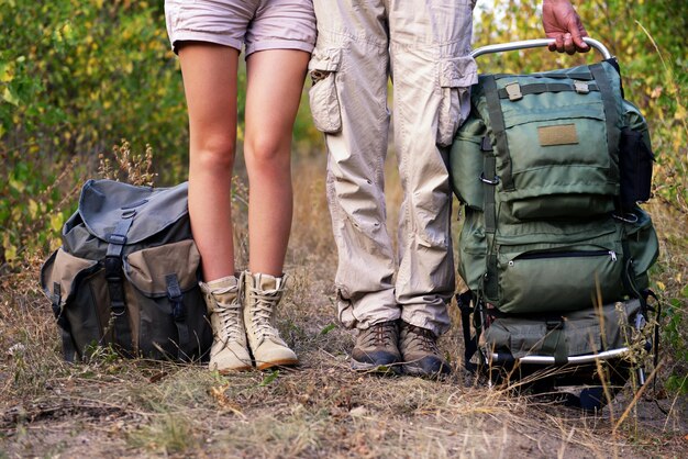 Turistas en el camino cerca del bosque