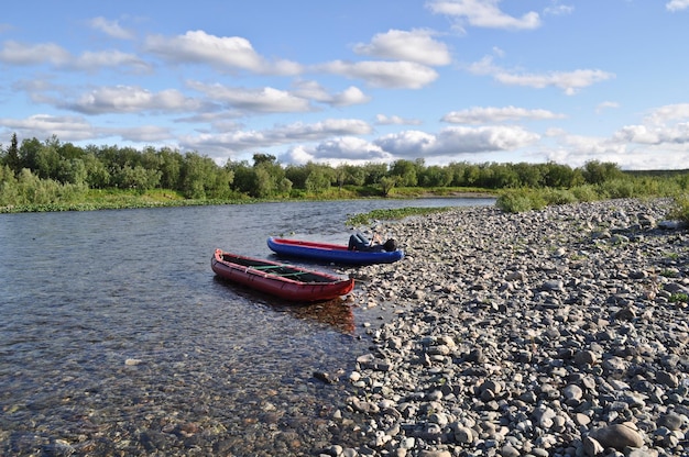 Turistas en canoa por el río Norte