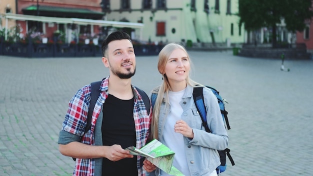 Turistas com mapa procurando um novo local histórico no centro da cidade