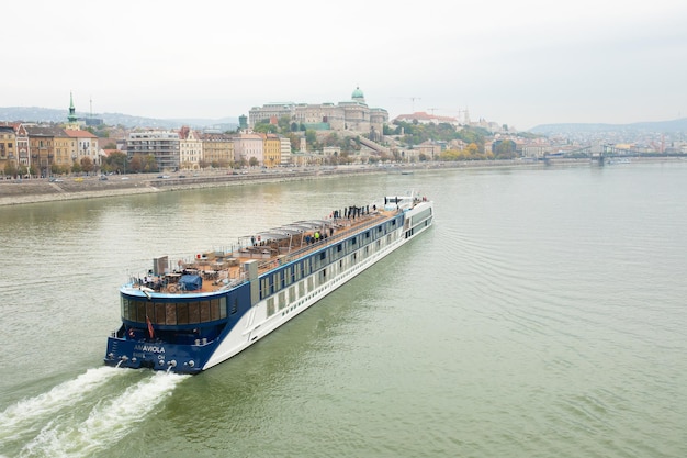 Turistas de cruceros amarrados en el río Danubio en Budapest un día nublado.