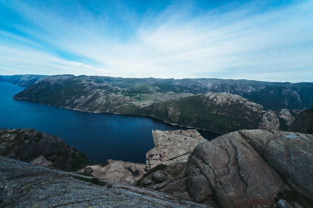 Foto turistas da noruega preikestolen