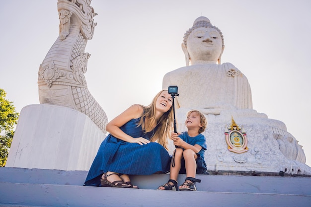 Turistas de mãe e filho na estátua do grande Buda. Foi construído no topo de uma colina alta em Phuket, Tailândia. Pode ser visto à distância. Viajar com o conceito de crianças.