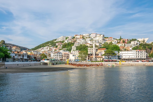 Turistas de MONTENEGRO ULCINJ descansam na praia da cidade à noite