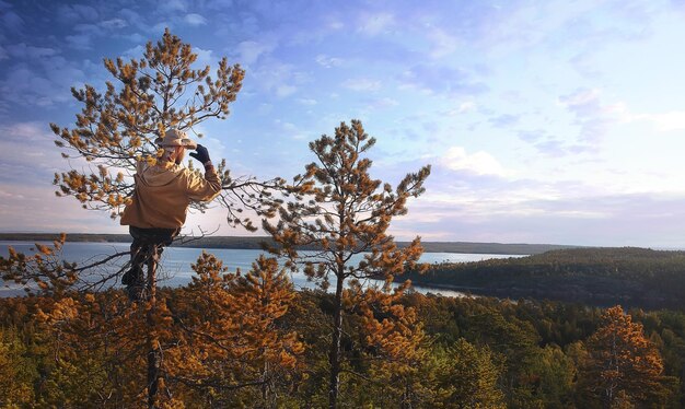 Los turistas descansan en otoño en el paisaje de las montañas al atardecer