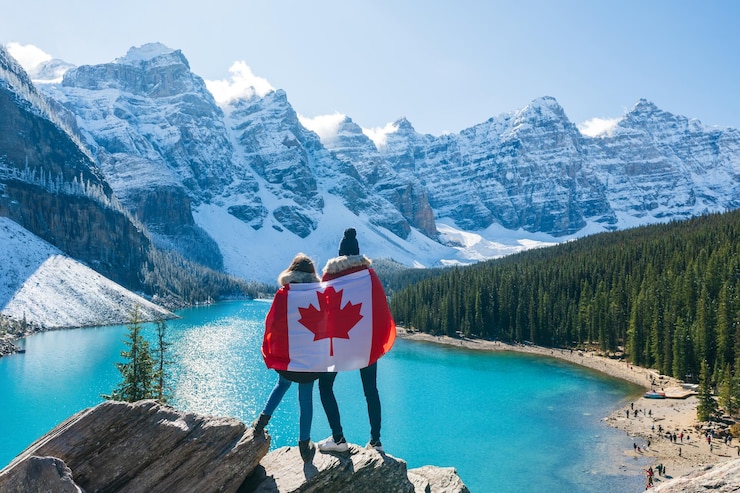 Foto turistas desfrutando da bela paisagem do lago moraine parque nacional banff alberta canadá