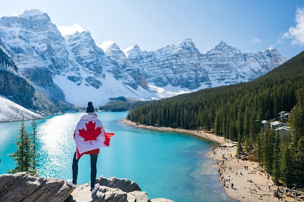 Turistas desfrutando da bela paisagem do Lago Moraine Parque Nacional Banff Alberta Canadá