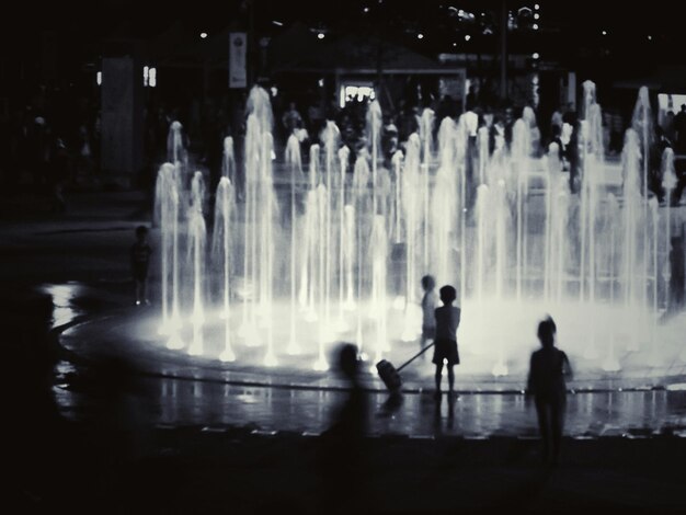 Turistas disfrutando de la fuente