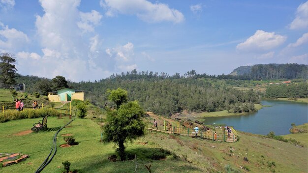 Turistas disfrutando de hermosas vistas del río que fluye en pykara falls Ooty Top destino turístico de luna de miel en el sur de asia