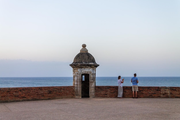 Turistas disfrutando del Morro de San Juan en el Viejo San Juan