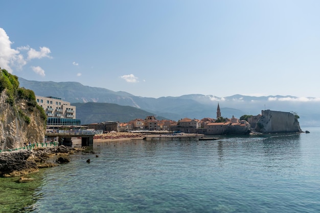 Turistas do MONTENEGRO BUDVA andam pela cidade velha à noite