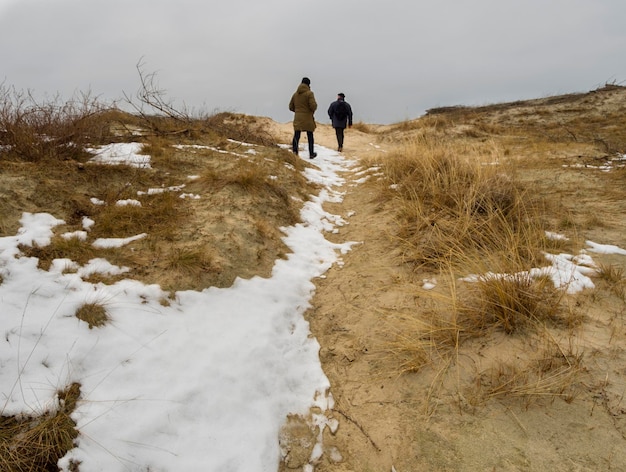 Turistas en las dunas del Istmo de Curlandia Lituania bajo la nieve