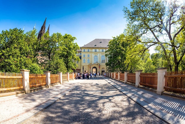 Turistas e guardas na entrada do castelo de Praga Praga República Checa 18 de maio de 2017