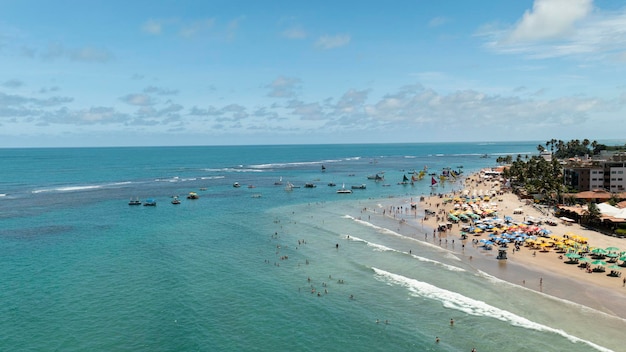 Turistas e pequenos barcos em piscinas naturais