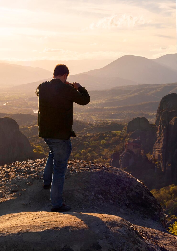 Foto turistas e vista das montanhas meteora e do mosteiro rusanou do deck de observação na grécia