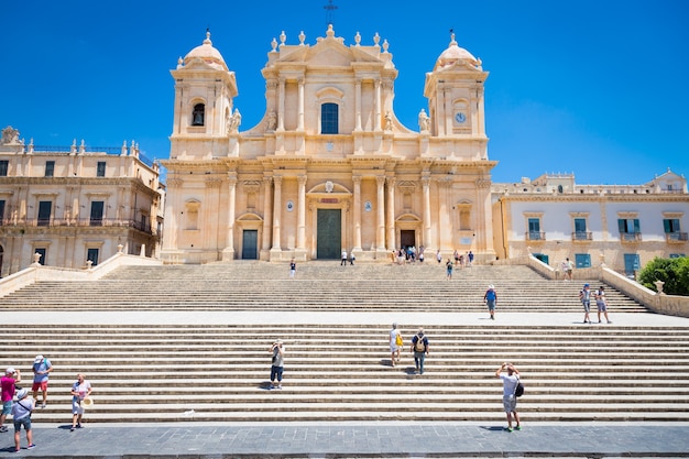 Turistas em frente à catedral barroca mais importante da Sicília, San Nicolas, Patrimônio da Unesco, dia de sol