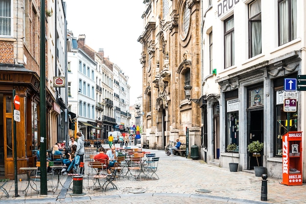 Turistas em um café na calçada da cidade