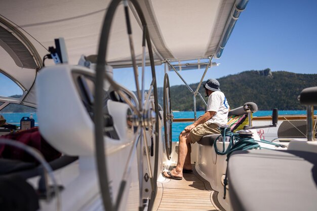 Turistas em um passeio de barco na grande barreira de corais em queensland, Austrália